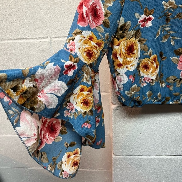 Rue21 Blue Floral Patterned Top. Medium - Picture 2 of 6